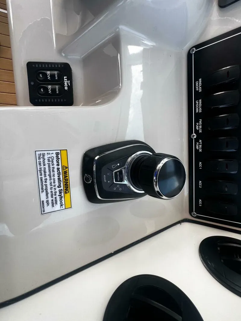 Slide: The Image of Boston Whaler 315 Conquest 2018 - 5231441