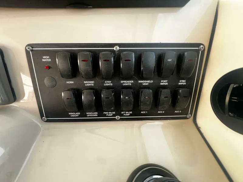 Slide: The Image of Boston Whaler 315 Conquest 2018 - 5231442