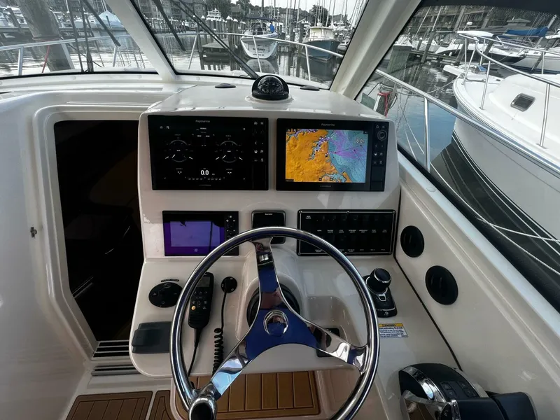 Slide: The Image of Boston Whaler 315 Conquest 2018 - 5231443
