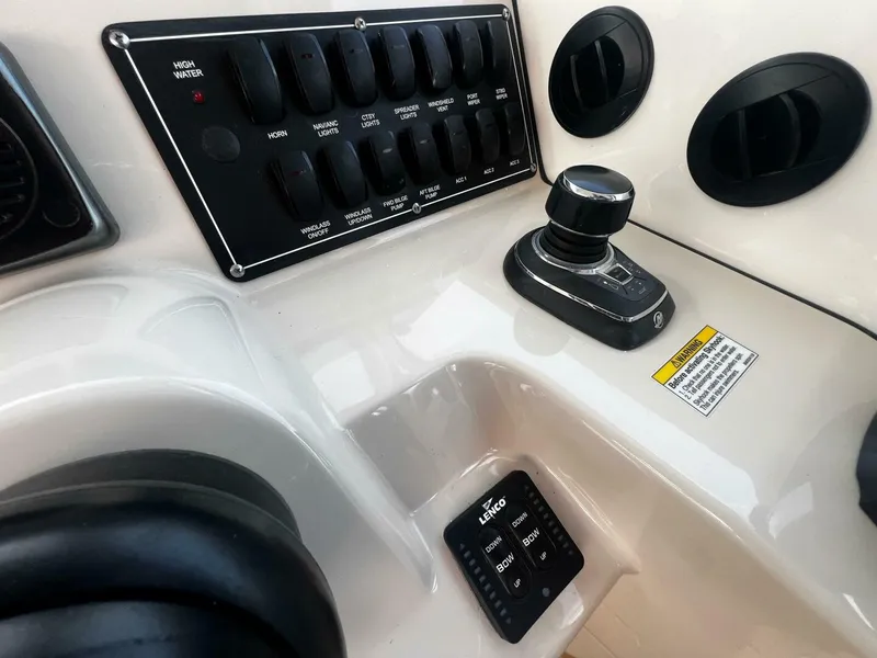 Slide: The Image of Boston Whaler 315 Conquest 2018 - 5231446