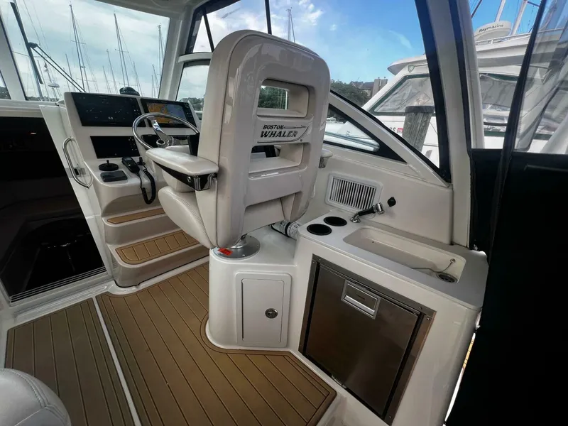 Slide: The Image of Boston Whaler 315 Conquest 2018 - 5231450