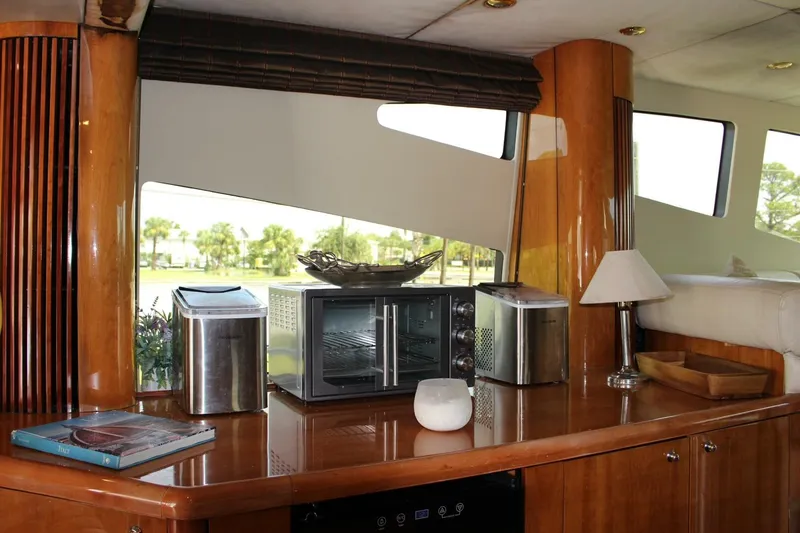 Slide: The Image of 2005 Sunseeker 75 Flybridge- LAUREL- Salon - 5231701