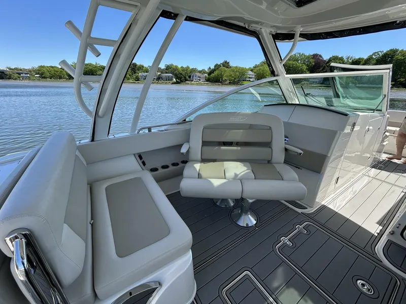 Slide: The Image of Boston Whaler 320 Vantage 2021 - 5323127