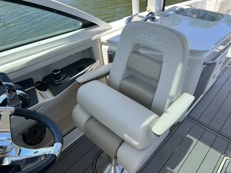 Slide: The Image of Boston Whaler 320 Vantage 2021 - 5323128