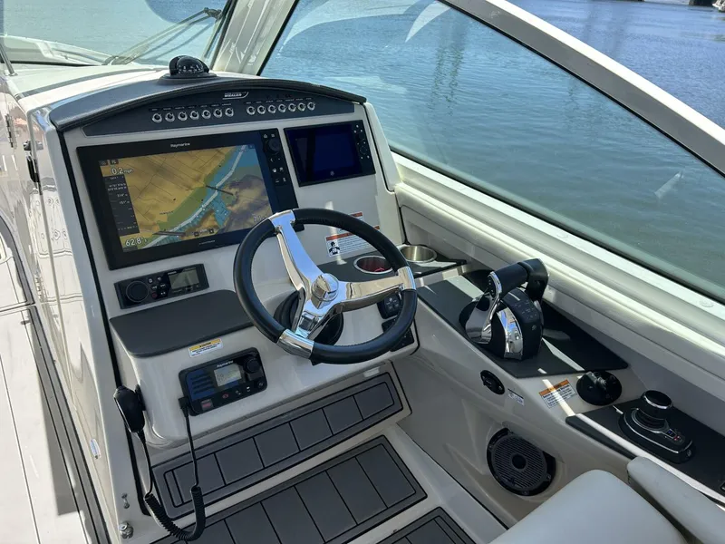Slide: The Image of Boston Whaler 320 Vantage 2021 - 5356537