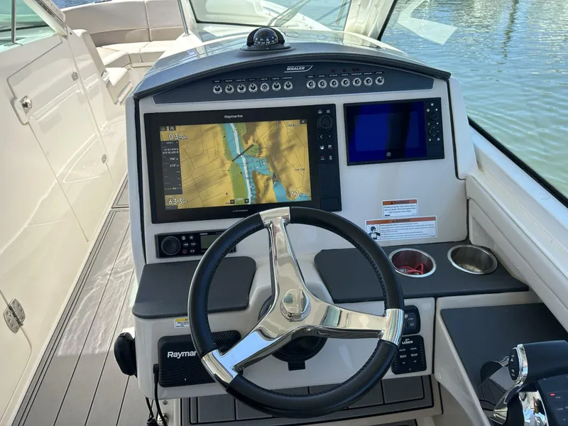 Slide: The Image of Boston Whaler 320 Vantage 2021 - 5356536