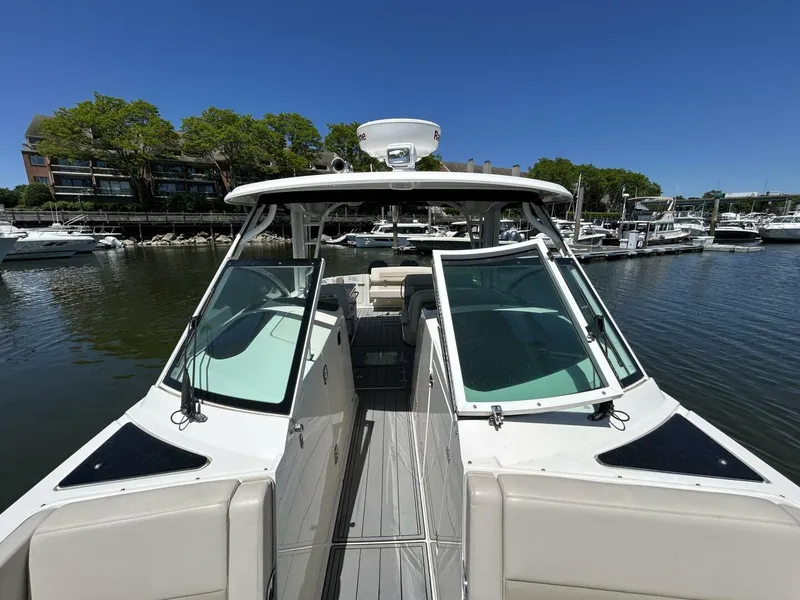 Slide: The Image of Boston Whaler 320 Vantage 2021 - 5323131