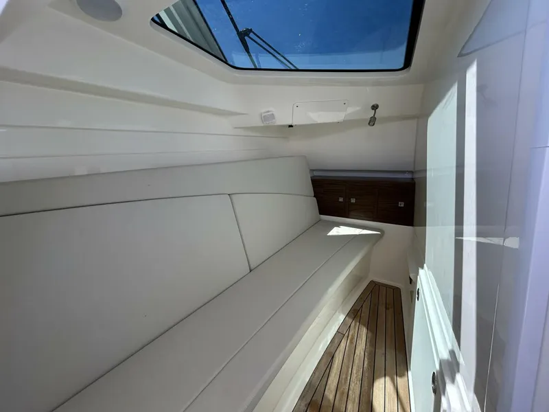 Slide: The Image of Boston Whaler 320 Vantage 2021 - 5266747