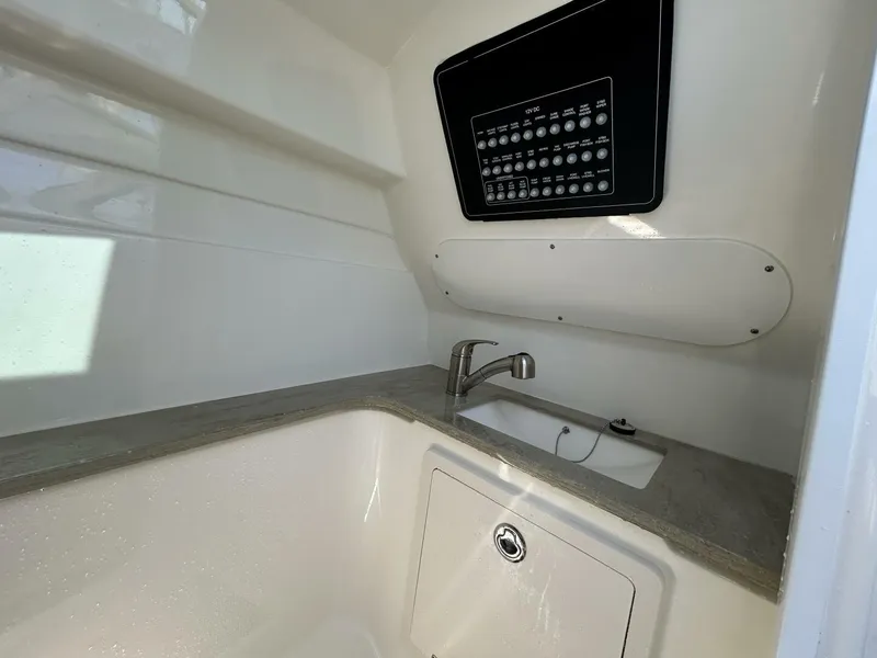 Slide: The Image of Boston Whaler 320 Vantage 2021 - 5266744