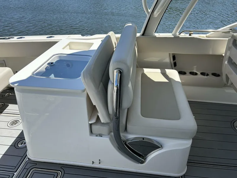 Slide: The Image of Boston Whaler 320 Vantage 2021 - 5356442