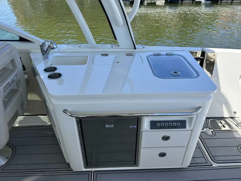 Slide: The Image of Boston Whaler 320 Vantage 2021 - 5323119