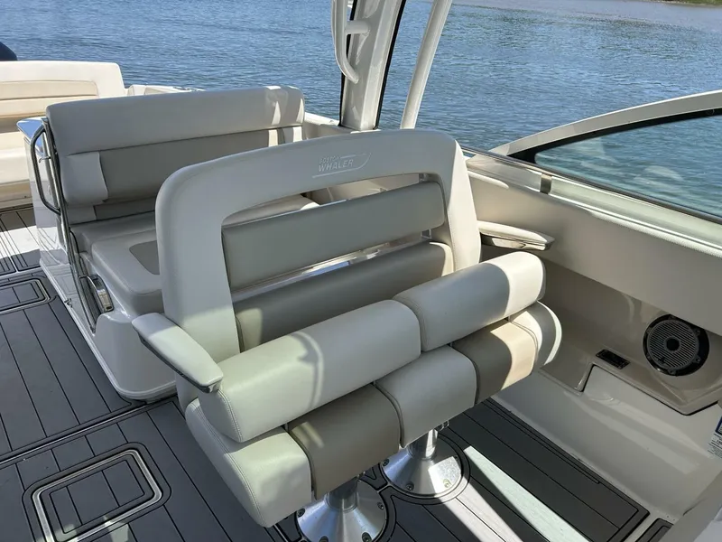 Slide: The Image of Boston Whaler 320 Vantage 2021 - 5323122