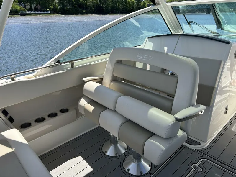Slide: The Image of Boston Whaler 320 Vantage 2021 - 5323123
