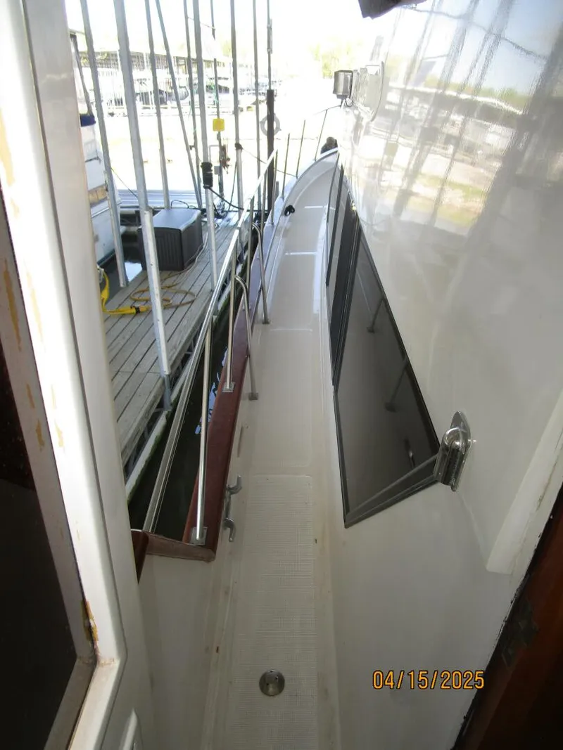 Slide: The Image of 48' Ocean Alexander port side deck2 - 5232920