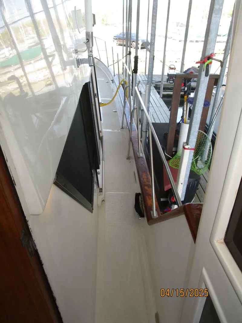 Slide: The Image of 48' Ocean Alexander starboard side deck2 - 5232935