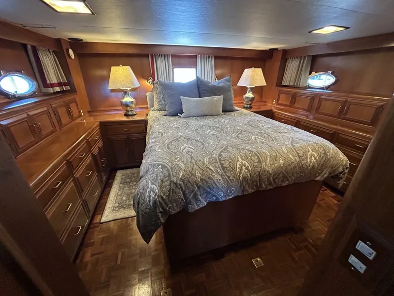 Slide: The Image of 48' Ocean Alexander master stateroom - 5232909