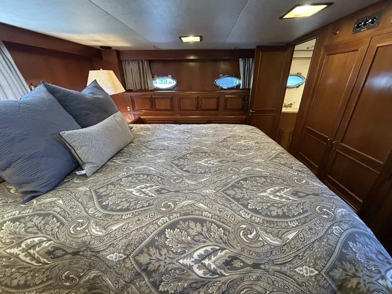 Slide: The Image of 48' Ocean Alexander master stateroom port - 5232910