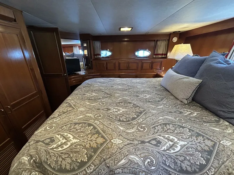 Slide: The Image of 48' Ocean Alexander master stateroom starboard - 5232912
