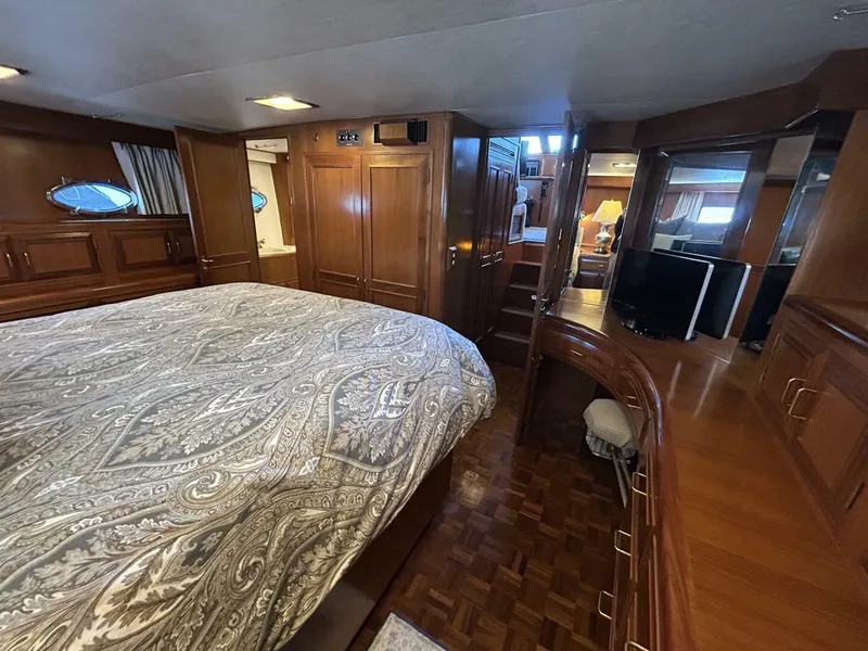 Slide: The Image of 48' Ocean Alexander master stateroom forward1 - 5232907