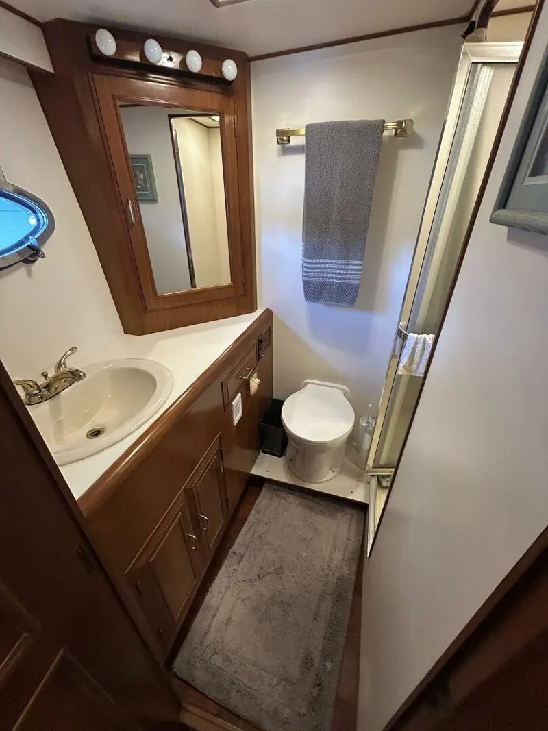 Slide: The Image of 48' Ocean Alexander master stateroom head - 5232908