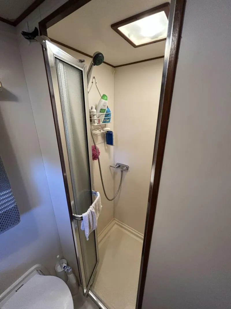 Slide: The Image of 48' Ocean Alexander master stateroom shower - 5232911