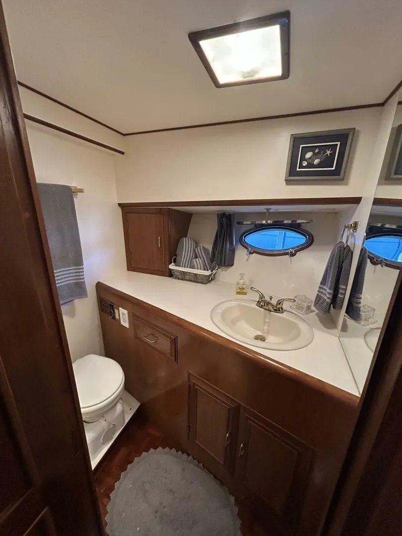 Slide: The Image of 48' Ocean Alexander guest stateroom head - 5232899