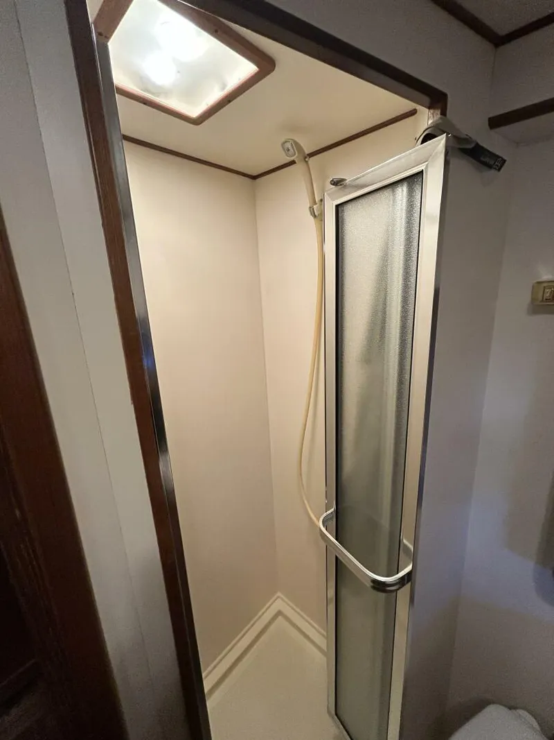 Slide: The Image of 48' Ocean Alexander guest stateroom shower - 5232902