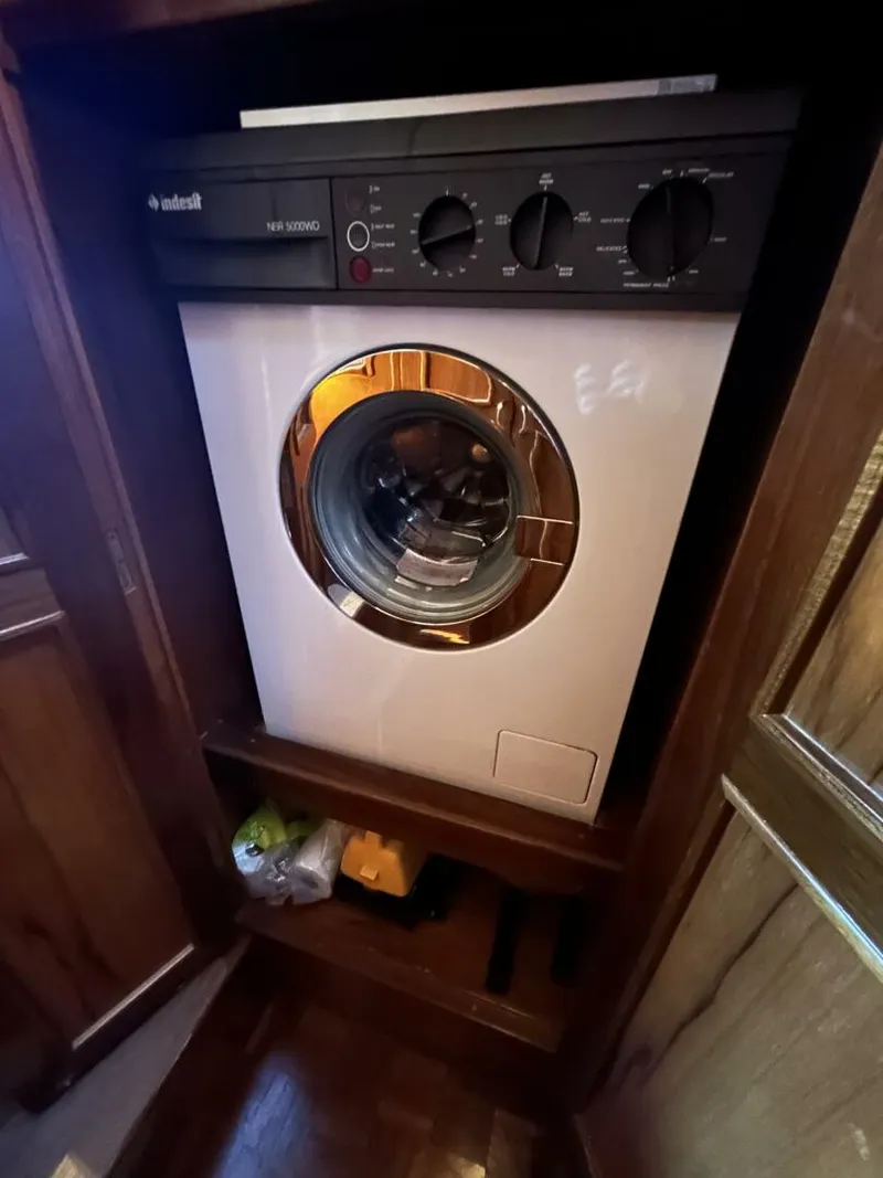 Slide: The Image of 48' Ocean Alexander washer-dryer - 5232948