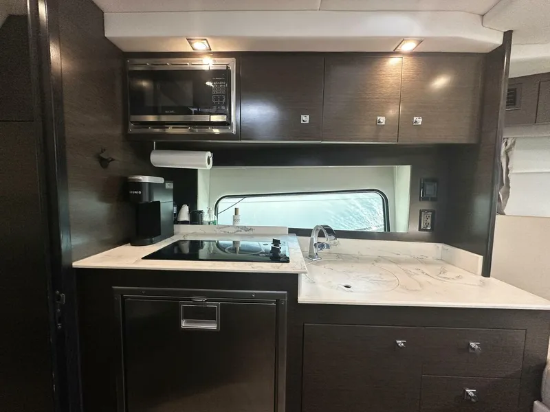 Slide: The Image of Cruisers Yachts 390 Express Coupe 2017 - 5367586