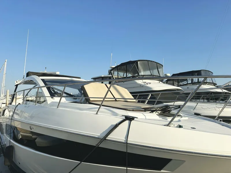 Slide: The Image of Cruisers Yachts 390 Express Coupe 2017 - 5367524