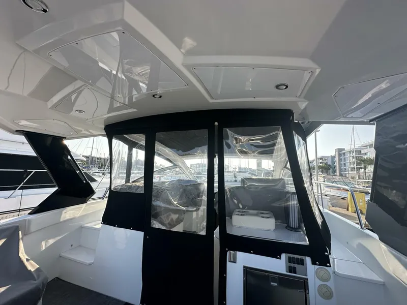 Slide: The Image of Cruisers Yachts 390 Express Coupe 2017 - 5367600