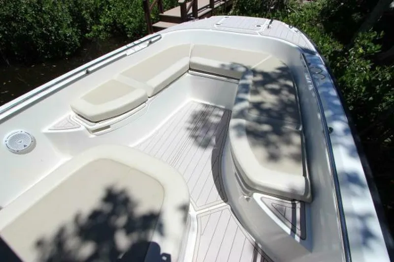 Slide: The Image of Boston Whaler 270 Dauntless 2017 - 5236171