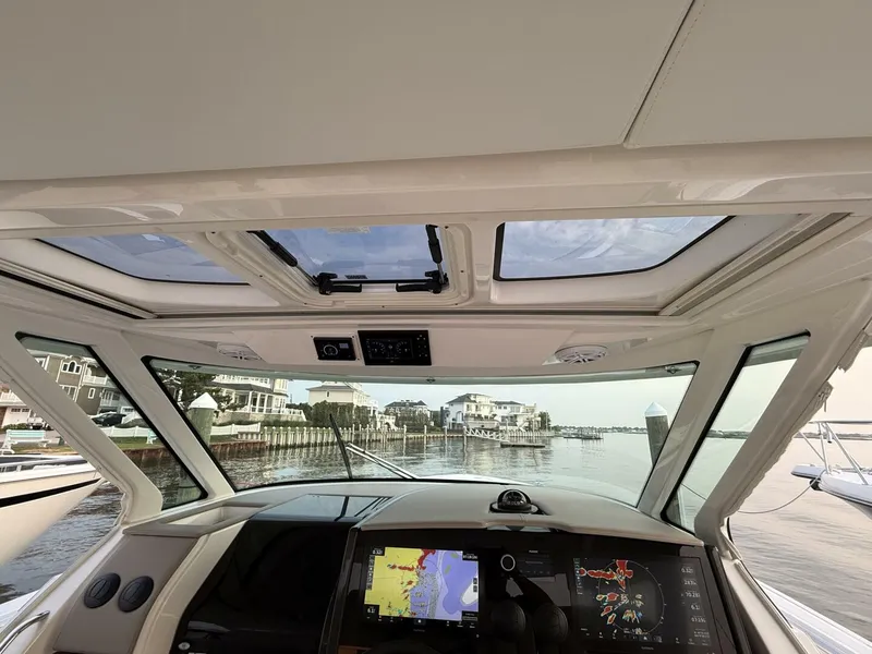 Slide: The Image of Tiara 43 LS 2023 - 5396382