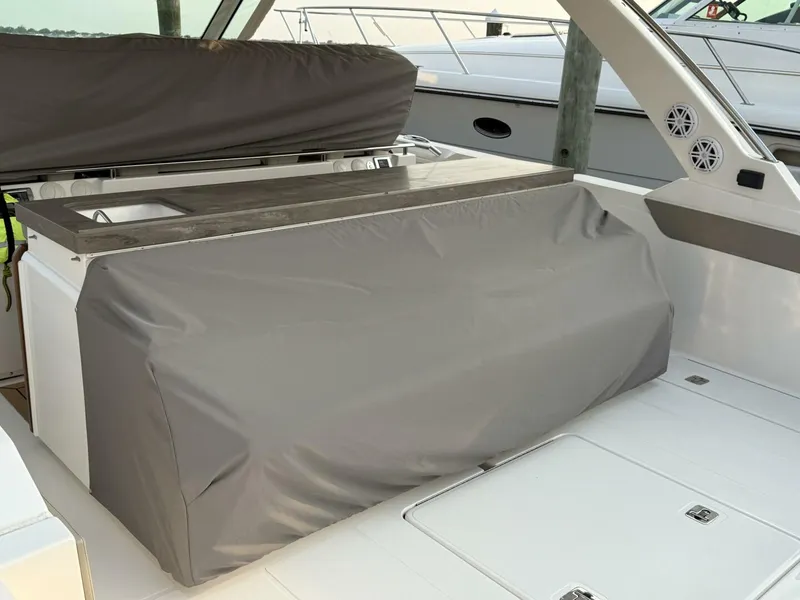 Slide: The Image of Tiara 43 LS 2023 - 5396400