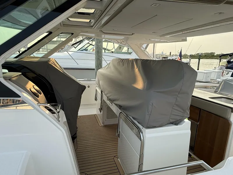 Slide: The Image of Tiara 43 LS 2023 - 5396402