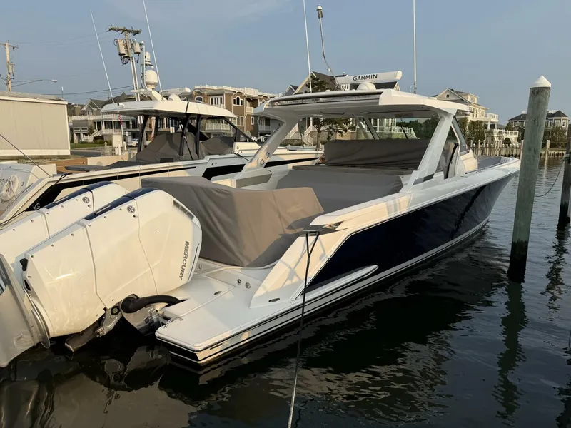 Slide: The Image of Tiara 43 LS 2023 - 5396406