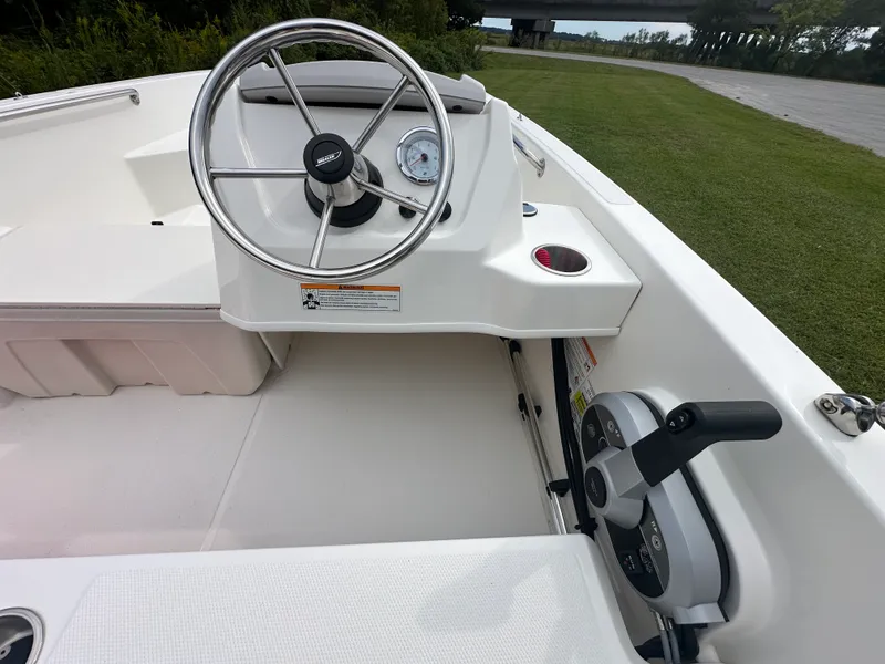 Slide: The Image of Boston Whaler 160 Super Sport 2025 - 12