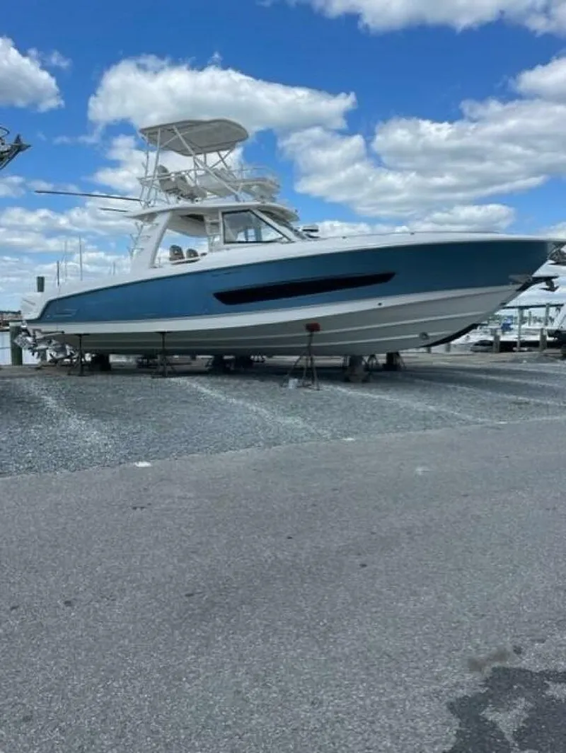 Slide: The Image of Boston Whaler Outrage 2017 - 5252113