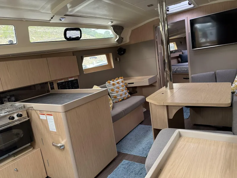 Slide: The Image of Salon Port side & nav desk - 5266762