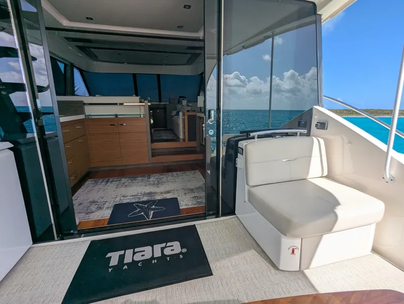 Slide: The Image of Tiara F53 2020 - 5257200