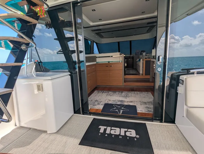 Slide: The Image of Tiara F53 2020 - 5257201