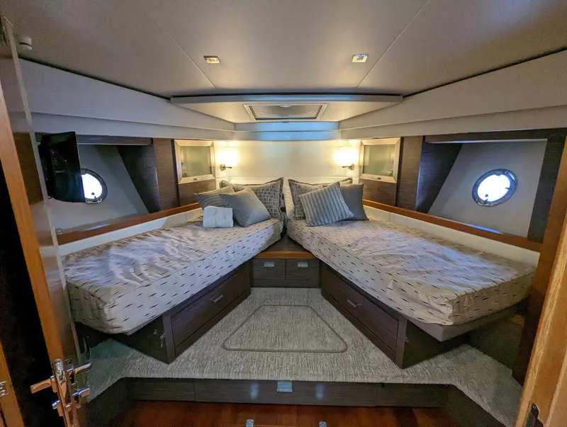 Slide: The Image of Tiara F53 2020 - 5257192