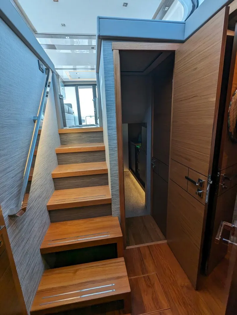 Slide: The Image of Tiara F53 2020 - 5257196