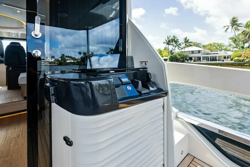 Slide: The Image of Absolute 52 Fly 2023 - 5262691