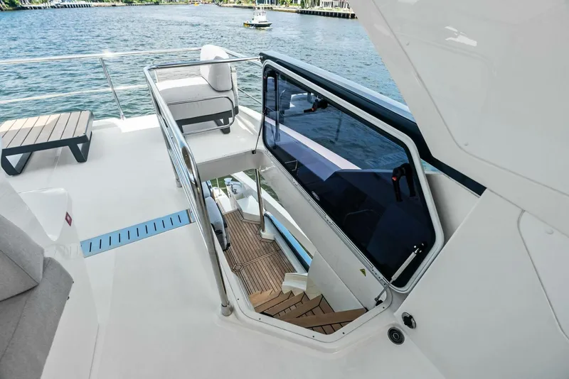 Slide: The Image of Absolute 52 Fly 2023 - 5262716