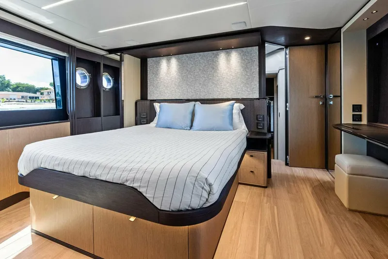 Slide: The Image of Absolute 52 Fly 2023 - 5262754