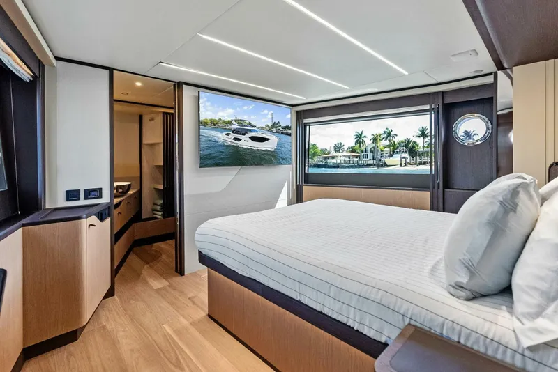 Slide: The Image of Absolute 52 Fly 2023 - 5262755