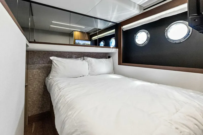 Slide: The Image of Absolute 52 Fly 2023 - 5262765