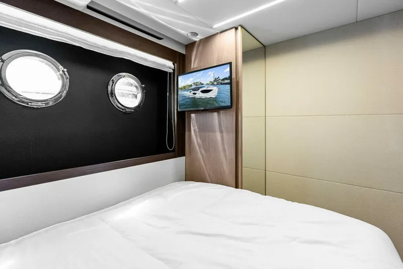 Slide: The Image of Absolute 52 Fly 2023 - 5262766