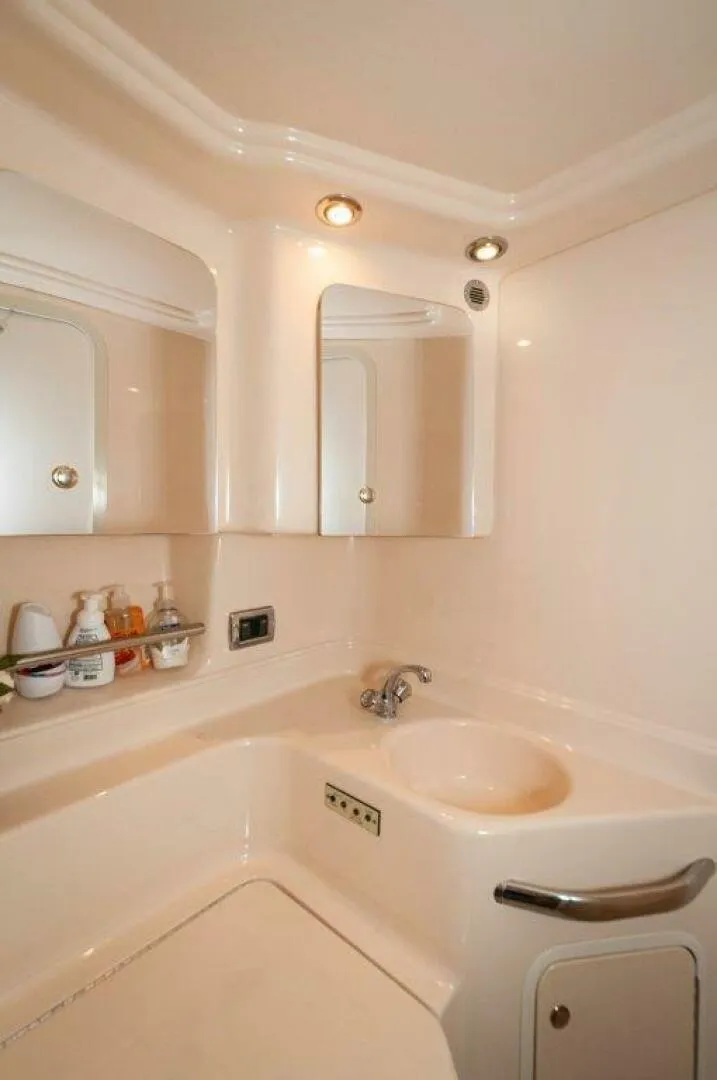 Slide: The Image of 2003 Sea Ray 380 Sundancer- Head - 5324768